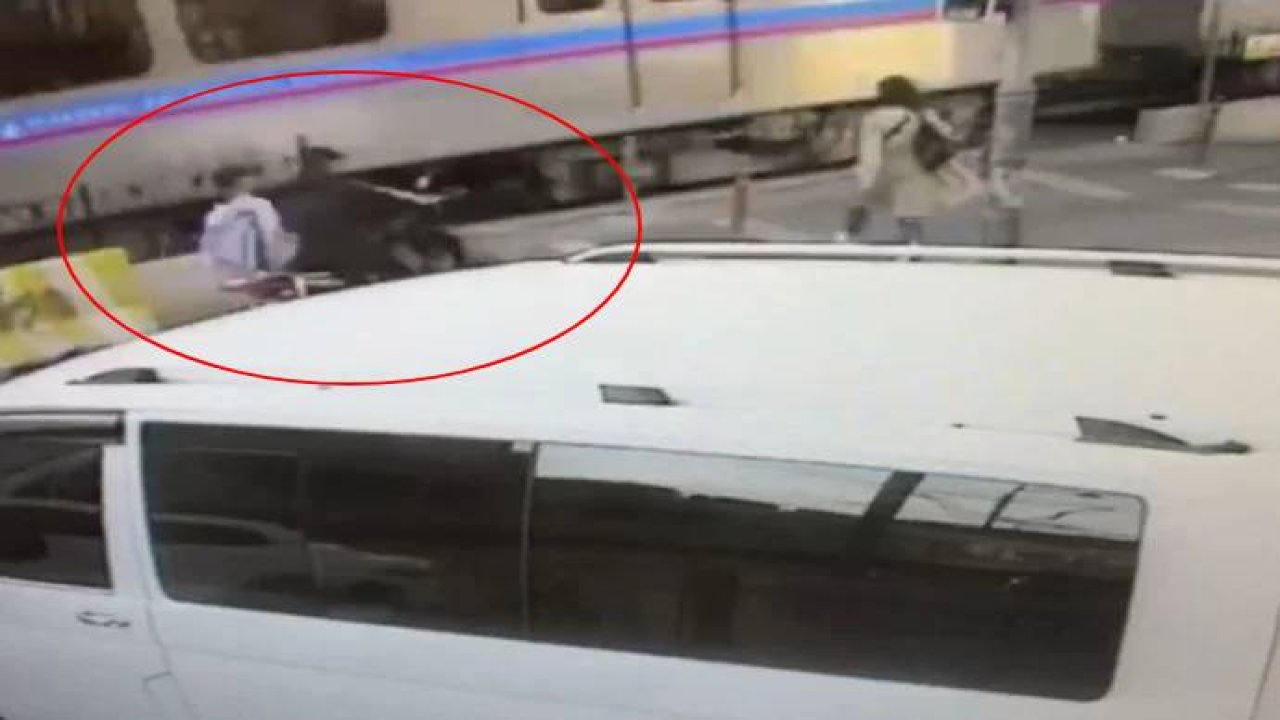 Sultangazi'de feci kaza: Tramvayın altında metrelerce sürüklendi