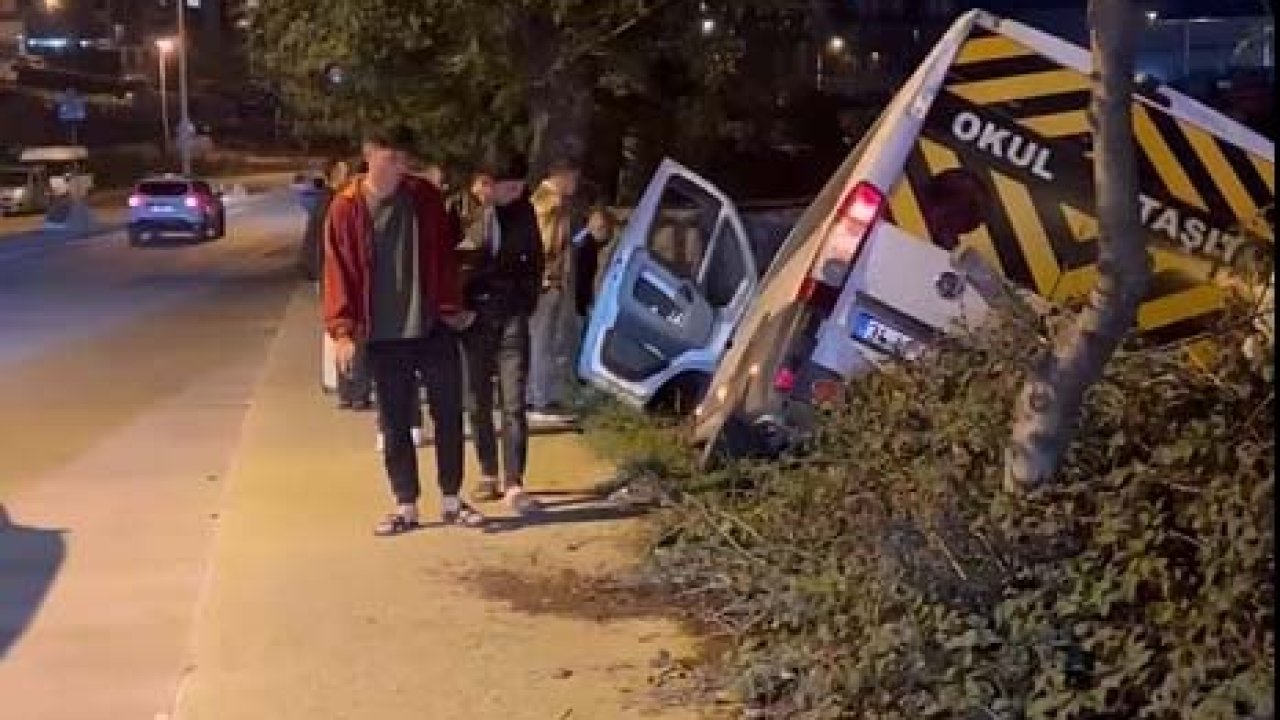 Kaza yapan servis aracı kaldırımda yürüyen öğrenciye çarptı