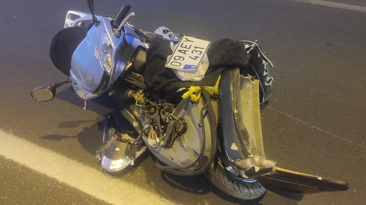 Otomobilin çarptığı motosiklet sürücüsü öldü