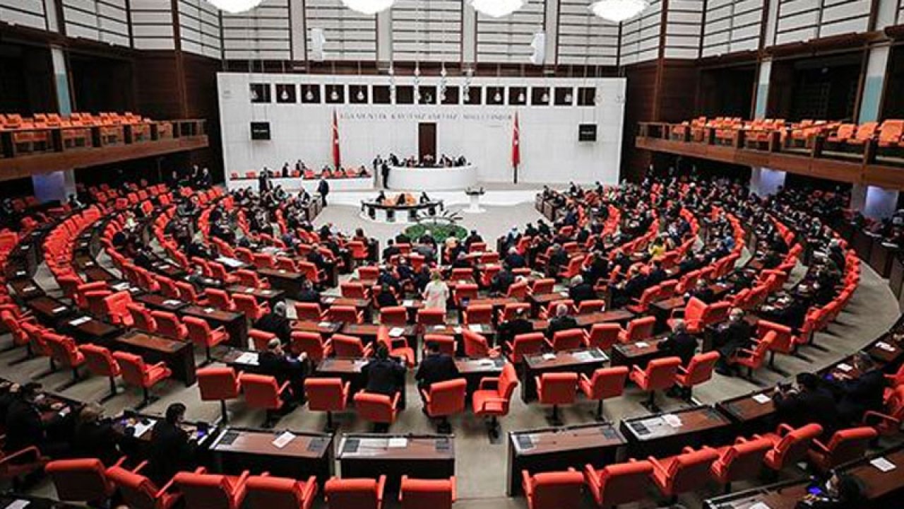 Fehmi Koru yazdı: Parti içi demokrasi mi? Hatırladığım kadarıyla, öyle bir şey bizde eskiden var gibiydi…