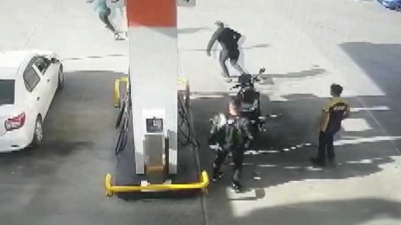 Çaldıkları motosiklete yakıt almak isterken yakalandılar