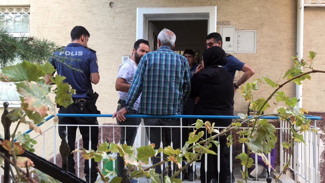 Evinde başından vurulmuş halde ölü bulundu