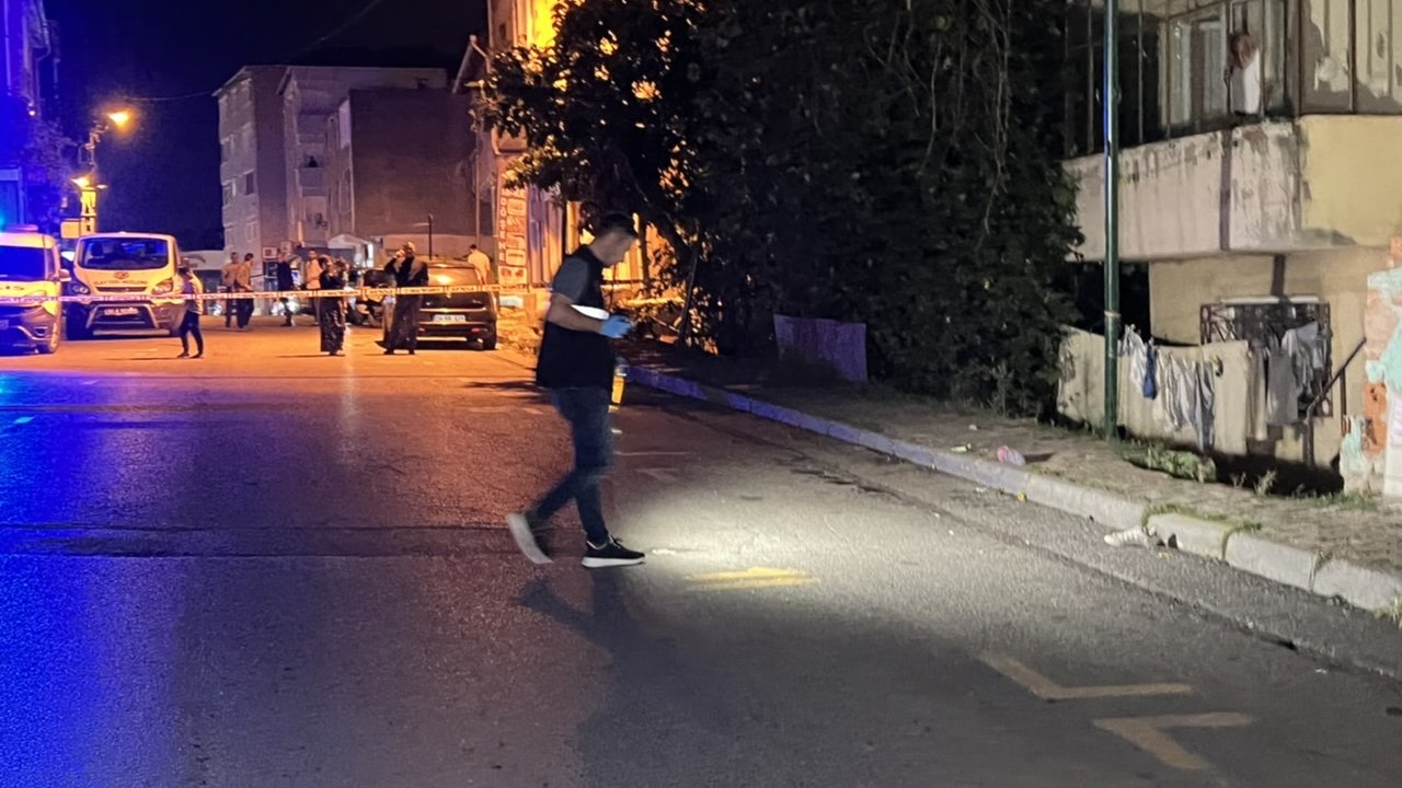 Kaldırımdakilere yoldaki araçtan ateş açıldı, 3 yaralı