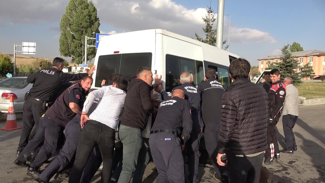 Erzurum’da asker ve öğretmenleri taşıyan servis araçları çarpıştı: 10 yaralı
