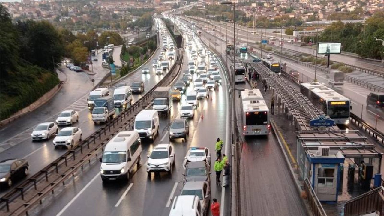 İstanbul'da yağmur trafiği vurdu; yoğunluk yüzde 60'ın üzerinde