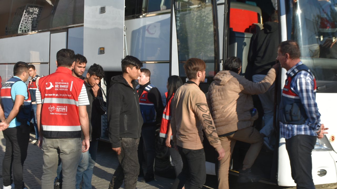 Edirne'de, yılbaşından bu yana 3 bin 500 kaçak göçmen sınır dışı edildi