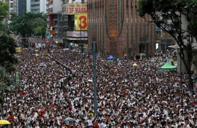 Hong Kong’da tansiyon düşmüyor! Kontroller arttırıldı, tren seferleri azaltıldı...