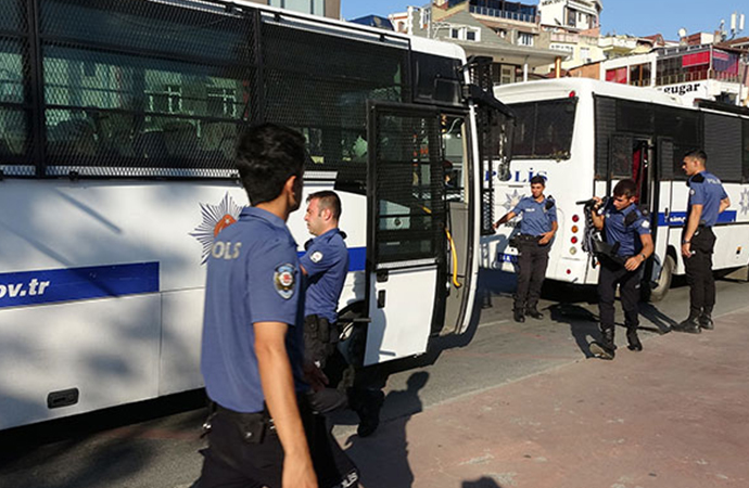 Beyoğlu’nda çevik kuvvet otobüsü kaza yaptı: 2 polis yaralandı
