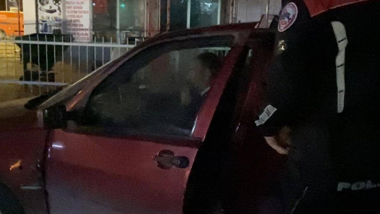 Uyuyor gibi davrandı ancak polislerden kaçamadı; Alkollü sürücünün ehliyetine 2036 yılına kadar el konuldu