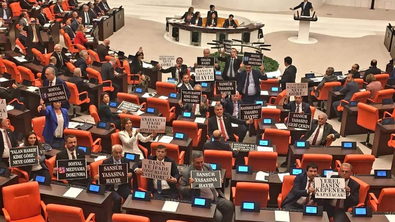 20 soruda 'dezenformasyon' yasası: Haber verme görevi ve halkın haber alma hakkı nasıl kısıtlanıyor?