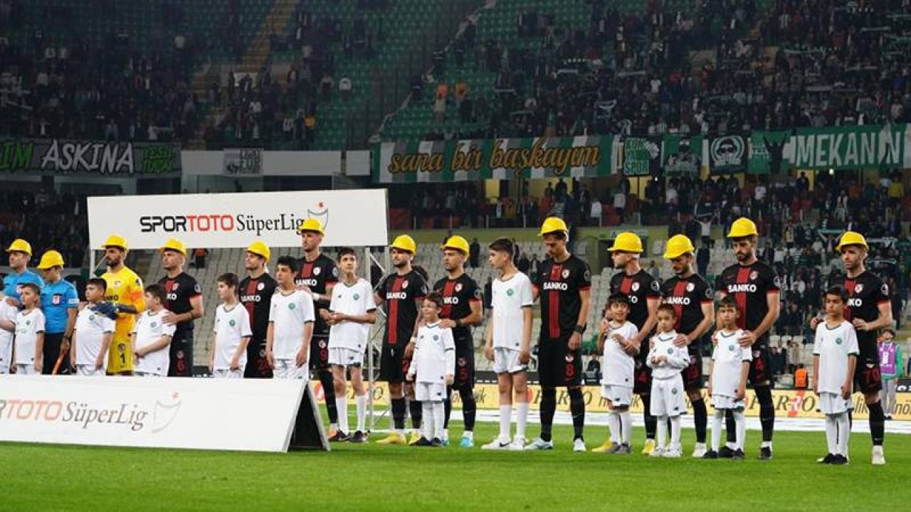 Konyaspor-Gaziantep maçında futbolcu ve hakemler sahaya baretle çıktı