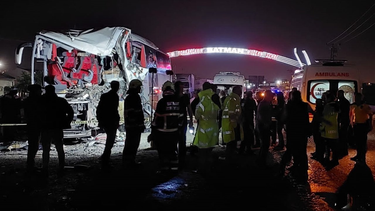 Yolcu otobüsü ile tır çarpıştı: Otobüs şoförü yaşamını yitirdi
