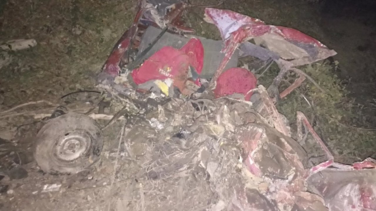 Dehşete düşüren kaza: Tırla çarpışan araçtan eser kalmadı