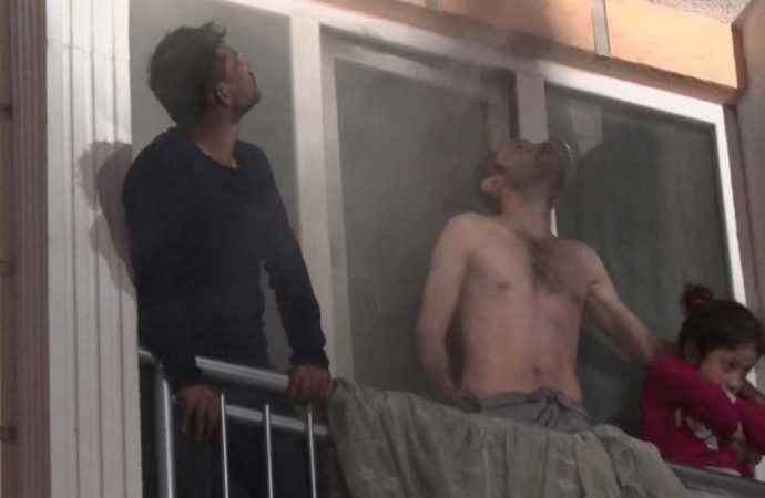 Yangında üst katlarda mahsur kalan 10 kişiyi itfaiye kurtardı