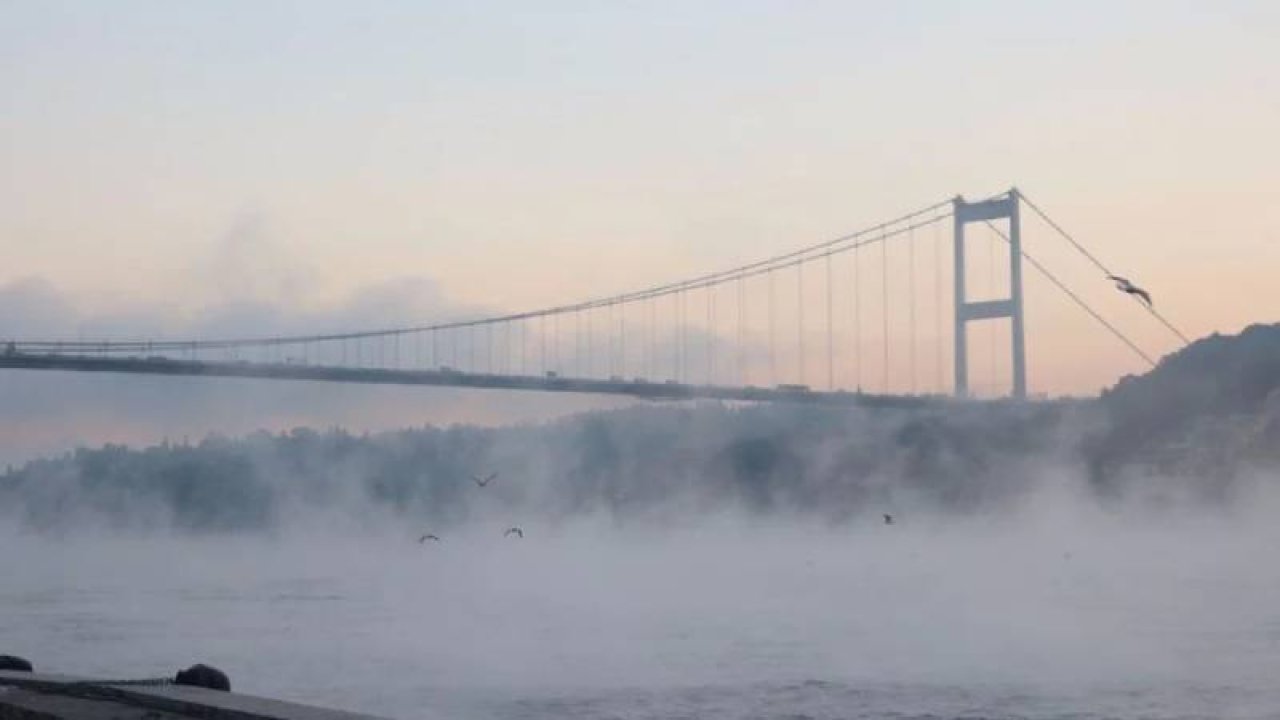 İstanbul Boğazı'ndaki yoğun sis nedeniyle Boğaz'daki gemi trafiği askıya alındı