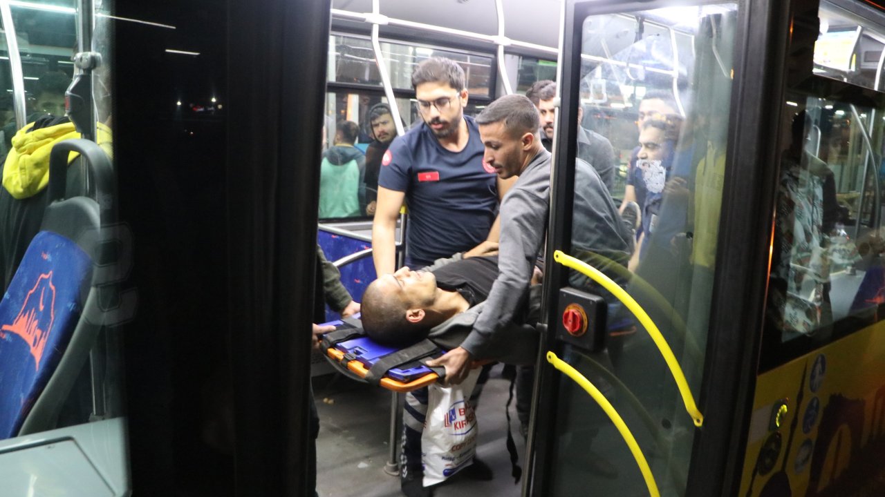Yaralandığını fark etmedi: Bindiği otobüste yere yığıldı