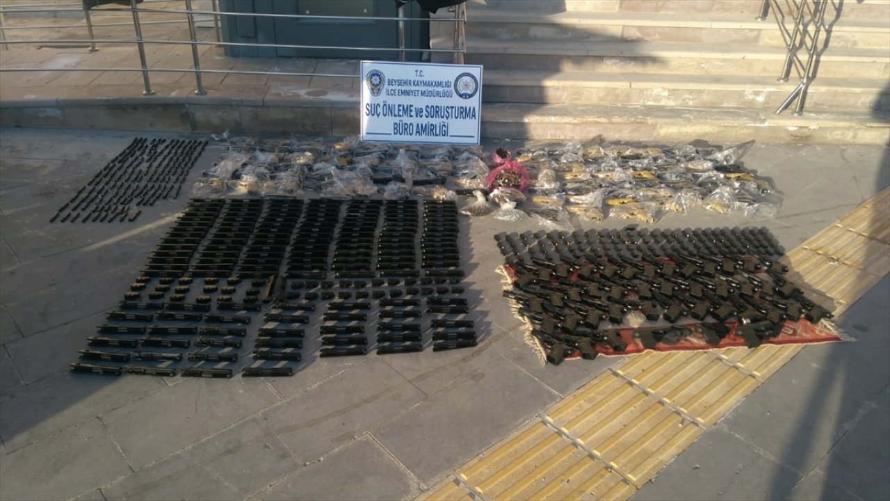 Kovalamaca sonucu cephanelik ortaya çıktı: Aracında 140 tabanca bulundu