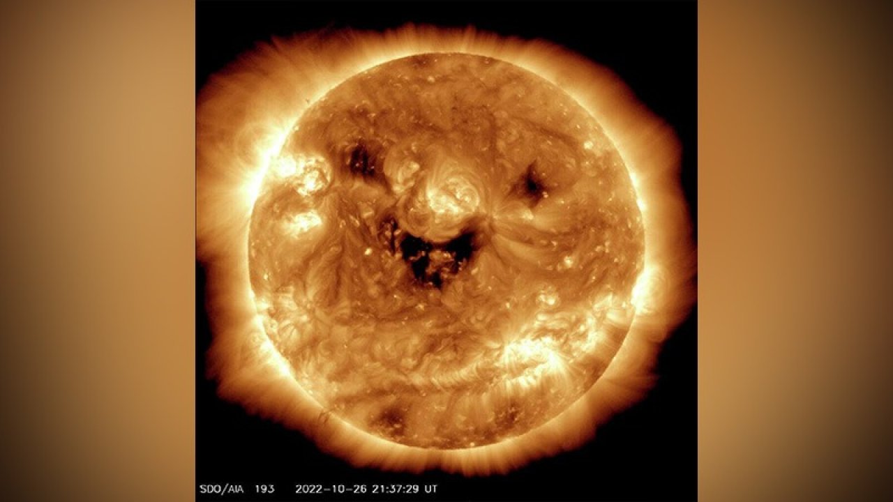 NASA, güneşin 'gülüşünü' yakaladığı fotoğrafı paylaştı