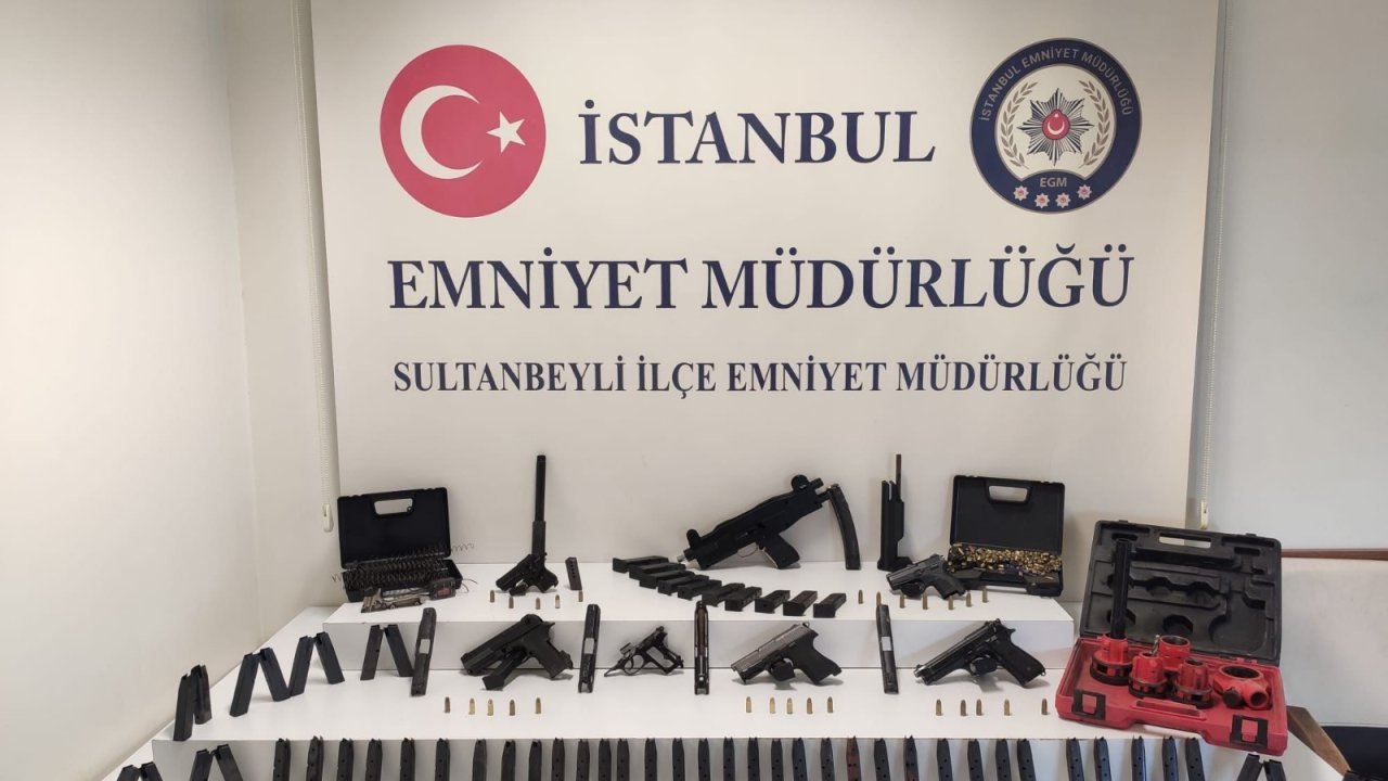 Sosyal medyadan silah satarken yakalandı: 3 tabanca 1 otomatik silah ele geçirildi