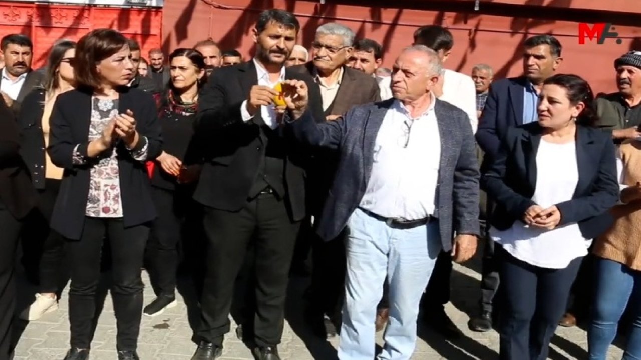 HDP’li vekil Hasan Özgüneş kendisine atılan mermiyi emniyet müdürüne verdi