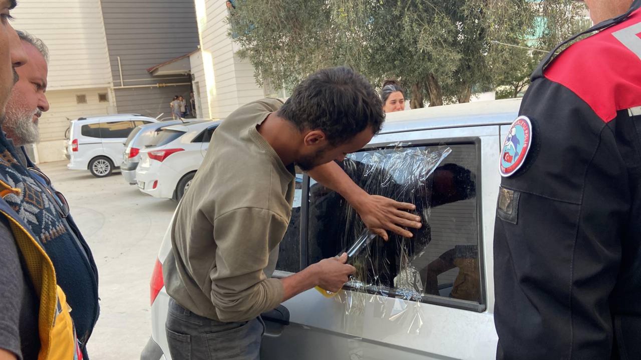 Kapıları kilitlenen otomobilde mahsur kalan bebeği itfaiye kurtardı
