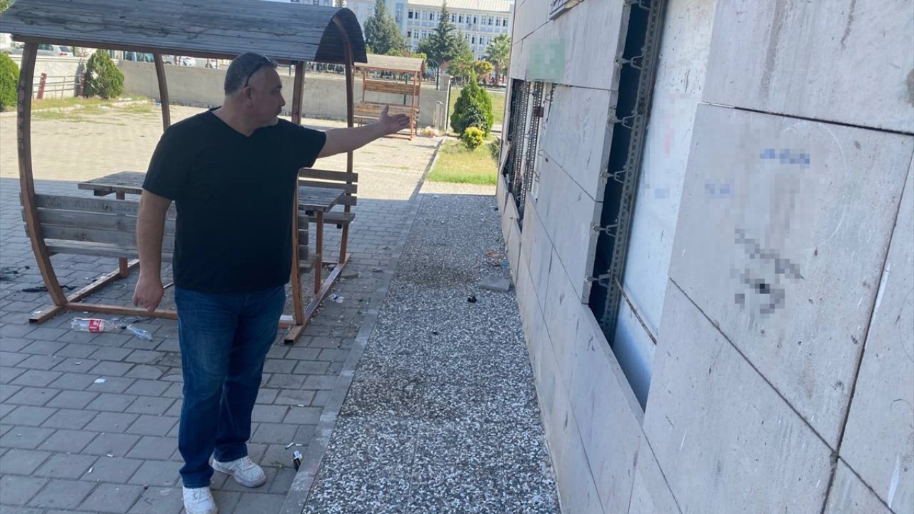 Provokatörler yine sahada: Adana'da cemevinin duvarına ve bahçesindeki banka zarar verildi