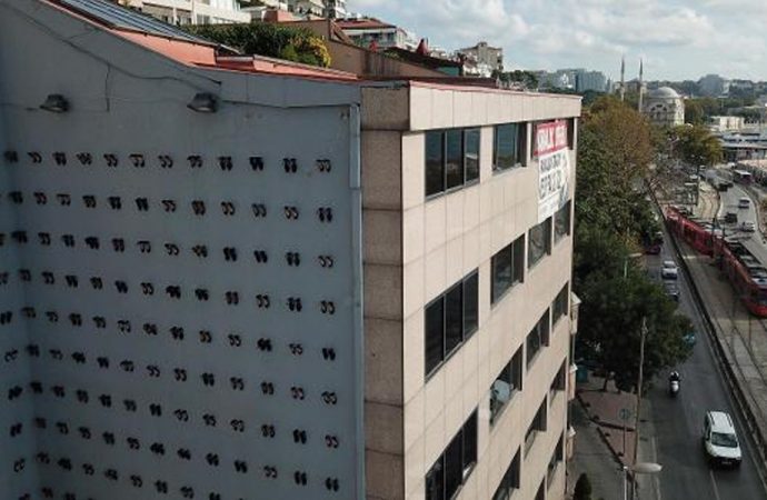 Bina duvarlarına 440 çift kadın ayakkabısı asıldı