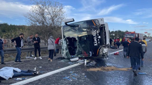 Bolu'da yolcu otobüsü devrildi: 3 kişi öldü, 16 kişi yaralandı
