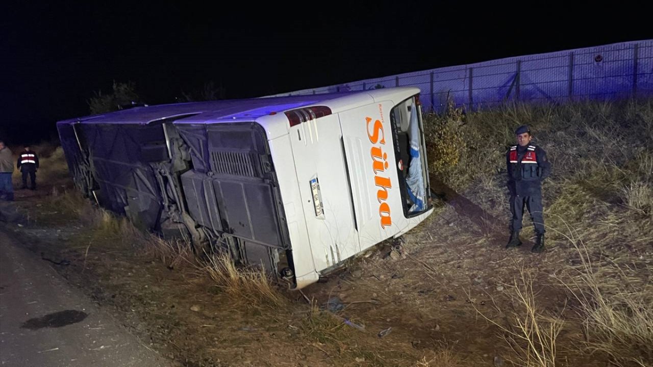 Nevşehir'de otobüsün devrilmesi sonucu 17 kişi yaralandı: Yeniden Refah Partisi'nin kongresinden dönüyorlardı