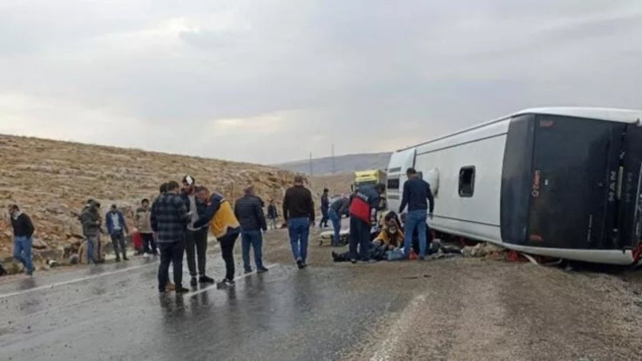 Sivas'ta otobüs devrildi, 2 kişi öldü, 20 kişi yaralandı