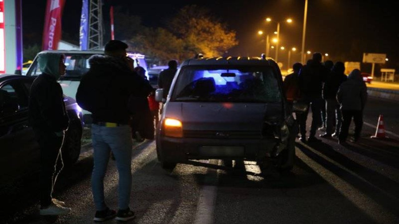 Düğünden çıkan yayalara cenazeye gidenlerin olduğu araç çarptı: 1 kişi öldü, 1 kişi yaralandı