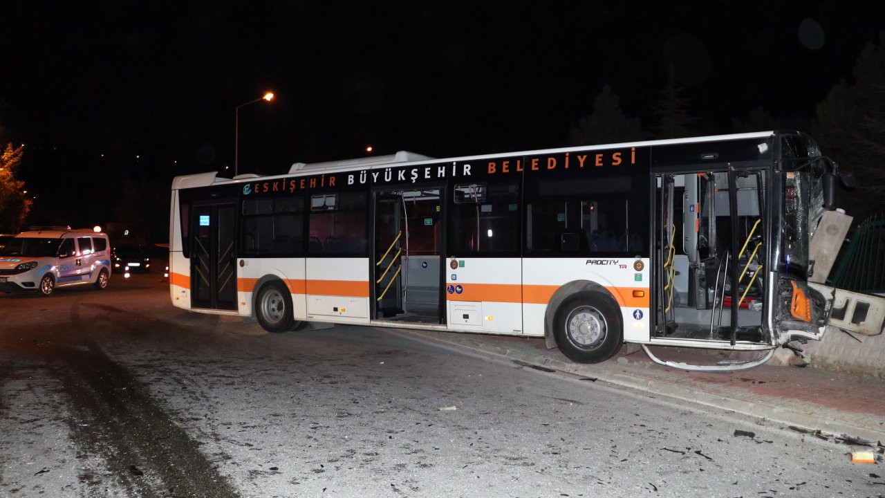 Belediye otobüsü önce otomobile sonra duvara çarptı: 10 yaralı