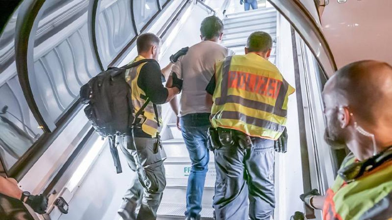 Almanya 10 ayda 9 bin 500 kişiyi sınır dışı etti