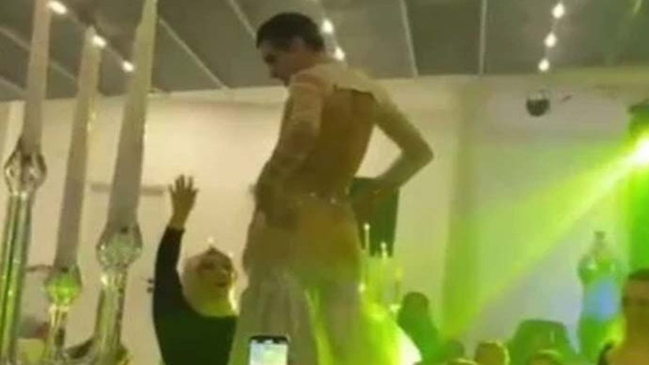 AK Parti’den ‘erkek dansöz’ açıklaması