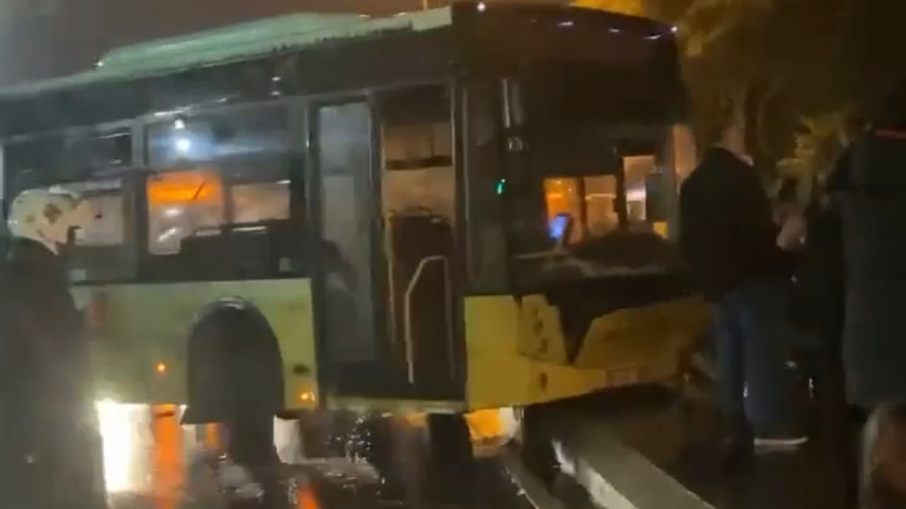 İETT otobüsü aydınlatma direğine çarptı