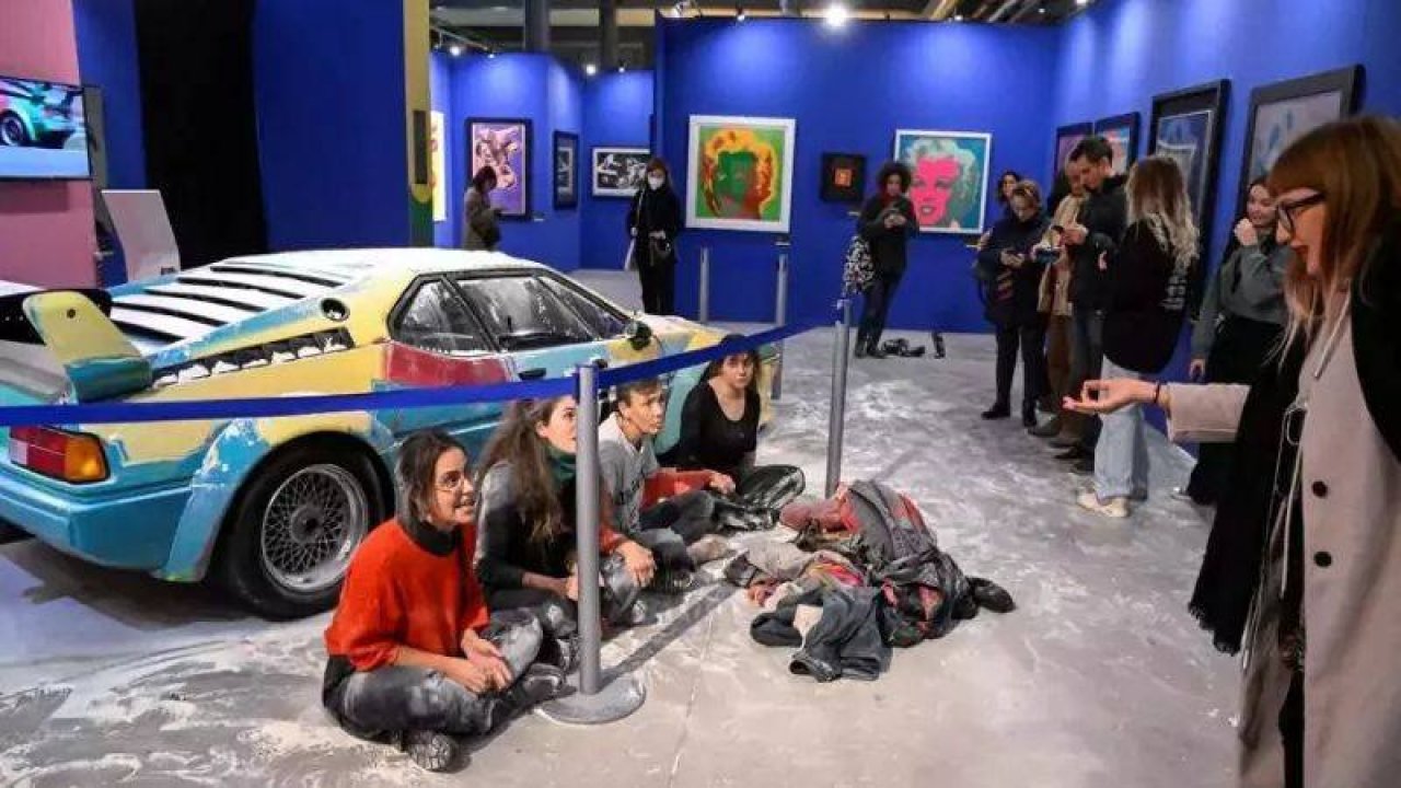 Milano'da iklim aktivistleri, Andy Warhol'un tasarımına sekiz kilo un döktü