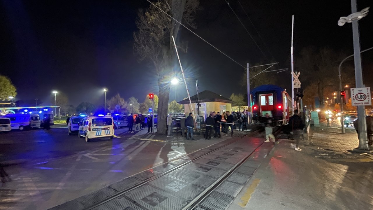 Hemzemin geçitten skuter ile geçmeye çalıştı: Yolcu treninin altında kaldı
