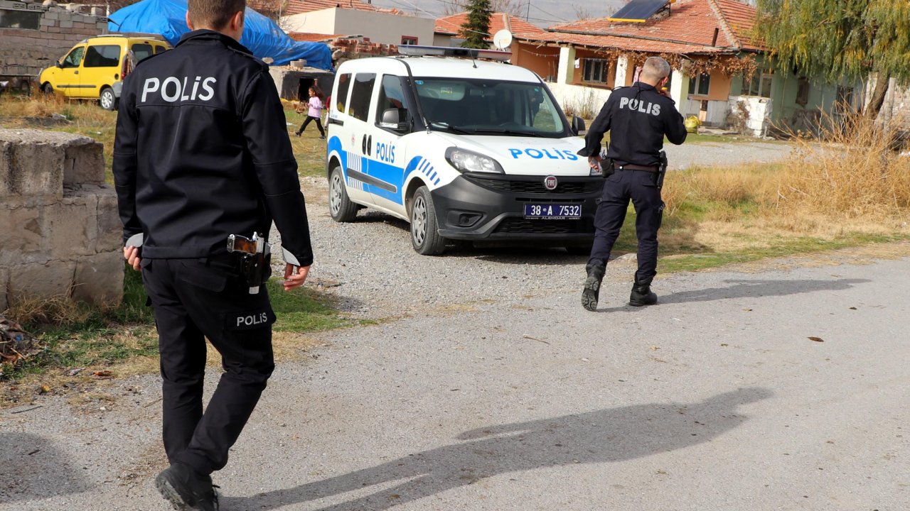 Kendisine para vermeyen babaannesini bıçakladı