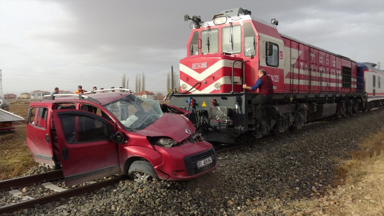 Trenin çarptığı aracın sürücüsü öldü