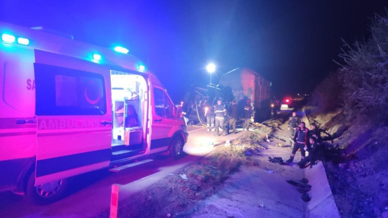 Tiyatro oyuncularını taşıyan minibüs TIR'a çarptı: 3 kişi öldü, Seksenler dizisi oyuncusu Ceyhun Fersoy'un da 