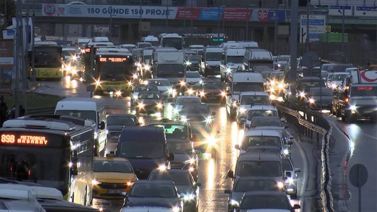 İstanbul’da yağmur trafiği vurdu, yoğunluk yüzde 74'e ulaştı