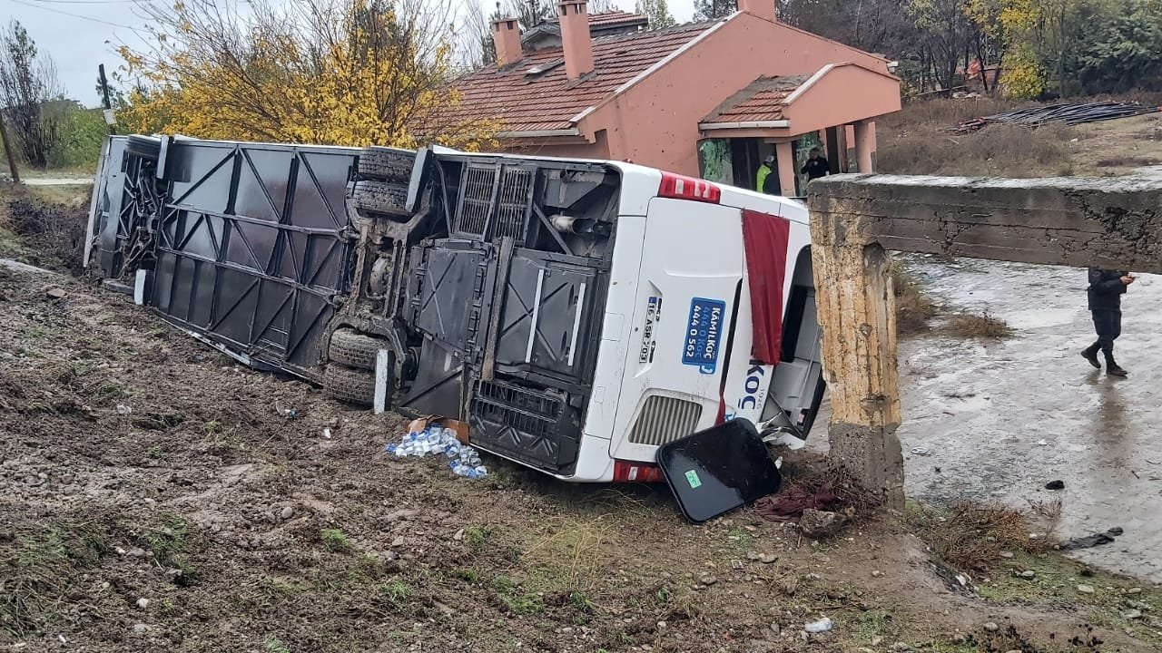 Diyarbakır’da yolcu otobüsü devrildi: 3’ü ağır 35 yaralı