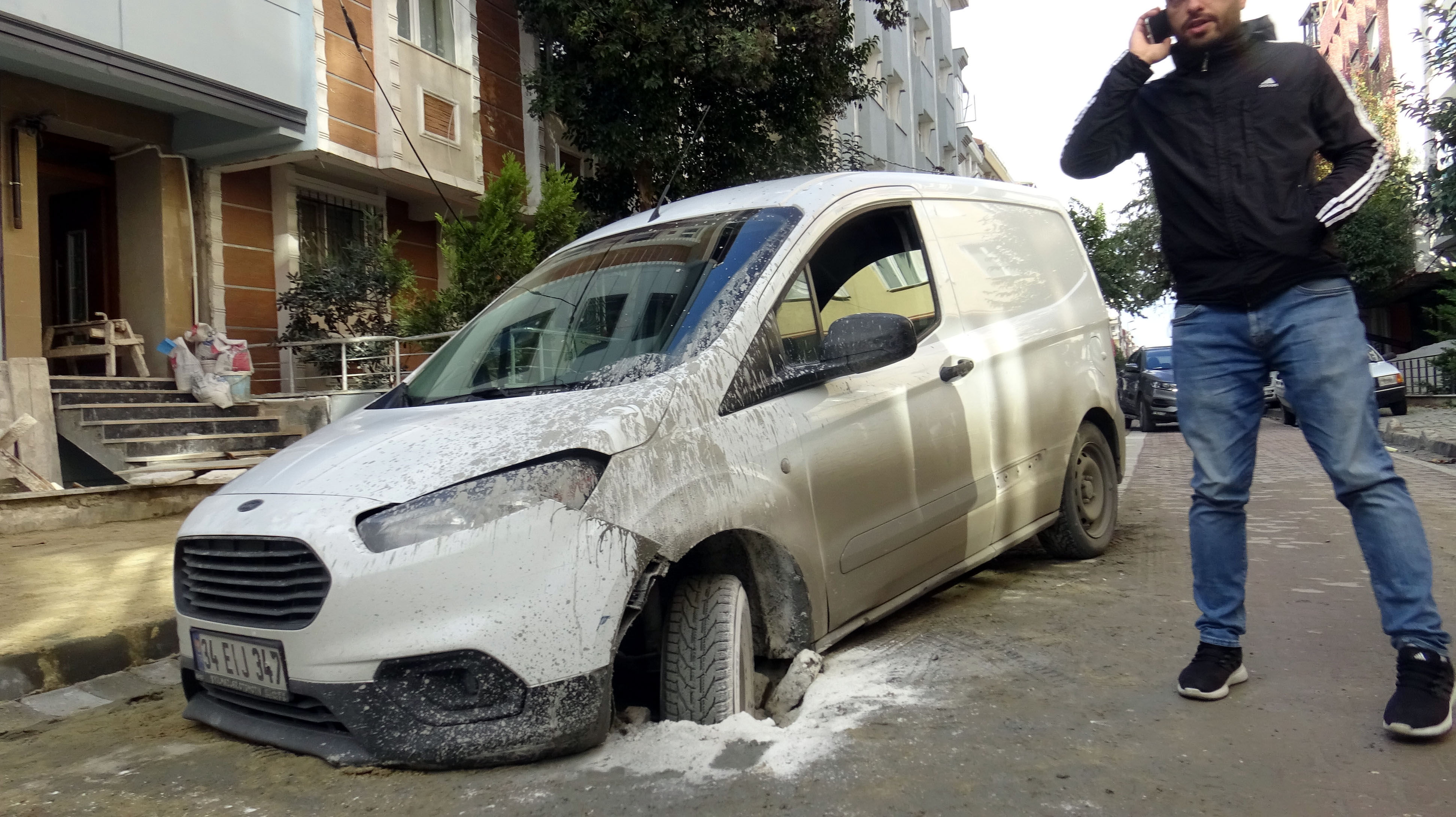 Avcılar'da yol çöktü, sürücü yaralandı