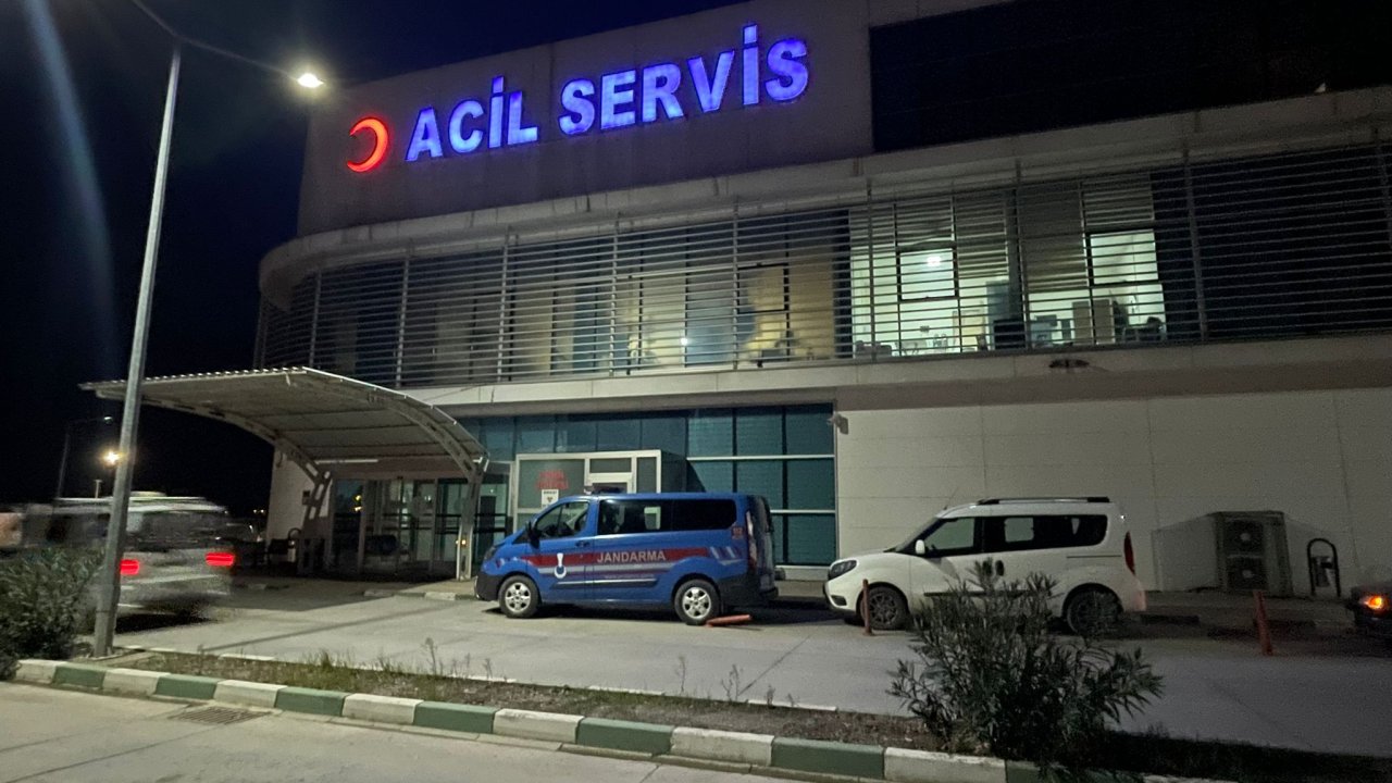 Babası ile kız kardeşini bıçakla yaraladı: Kendisini engellemek isteyen komşusunu öldürdü