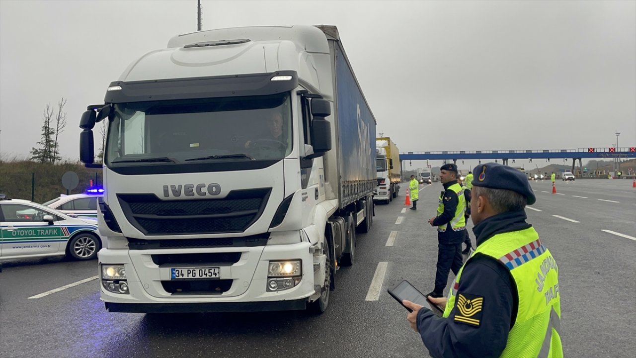 Sibirya soğukları ve kar yağışı öncesi önlemler: Jandarma kış lastiği denetimi yaptı