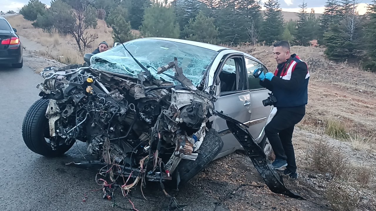 Ters şeritte ilerledi, otomobile çarptı: 1 ölü, 2 yaralı