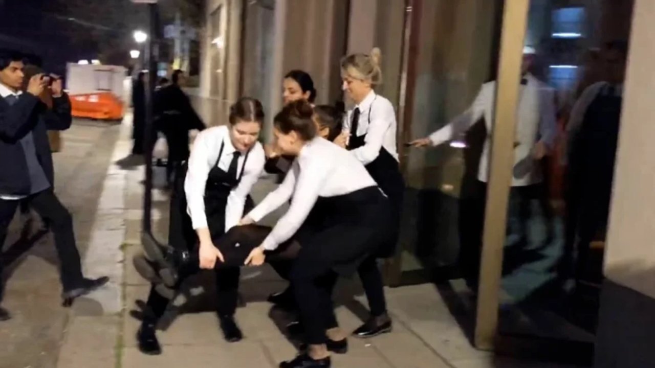 Aktivistler Londra'daki Nusr-et restoranını bastı: Altın kaplamalı bifteğe ihtiyacımız yok