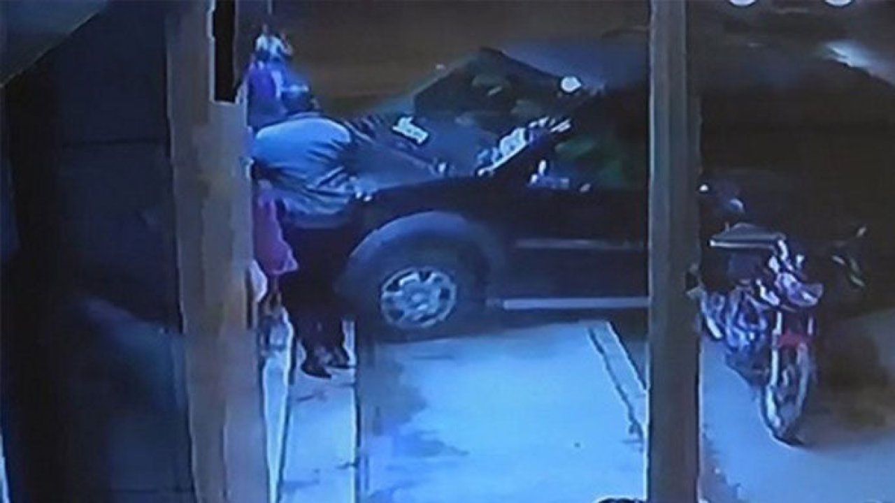 BABASINDAN HABERSİZ ARABAYI ÇALDI 14 yaşındaki sürücü pastaneye daldı