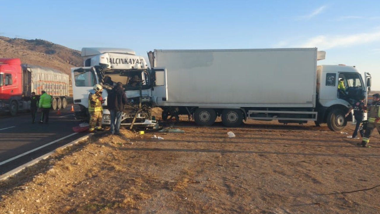 TIR, kamyona çarptı: 1 ölü, 2 yaralı