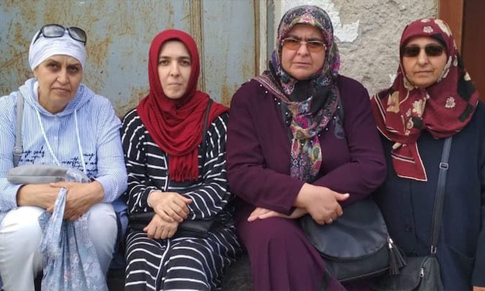 Tutuklanan askeri okul öğrencilerinin anneleri de AKP binası önünde eyleme başladı